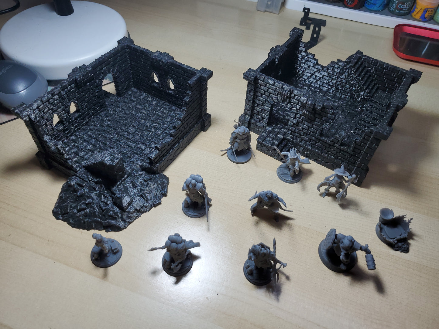 Dungeon and dragons figures and 2 buildings