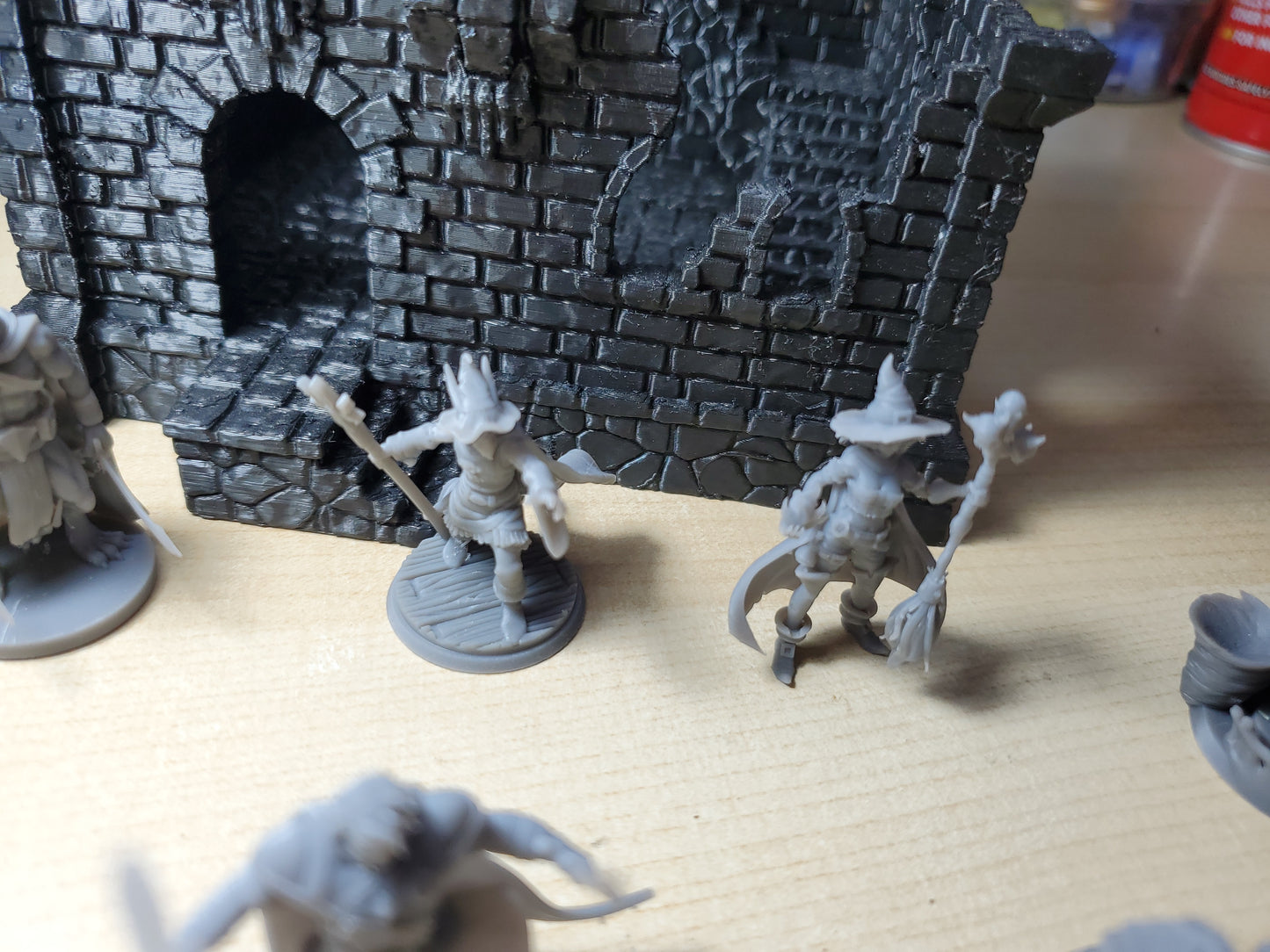 Dungeon and dragons figures and 2 buildings