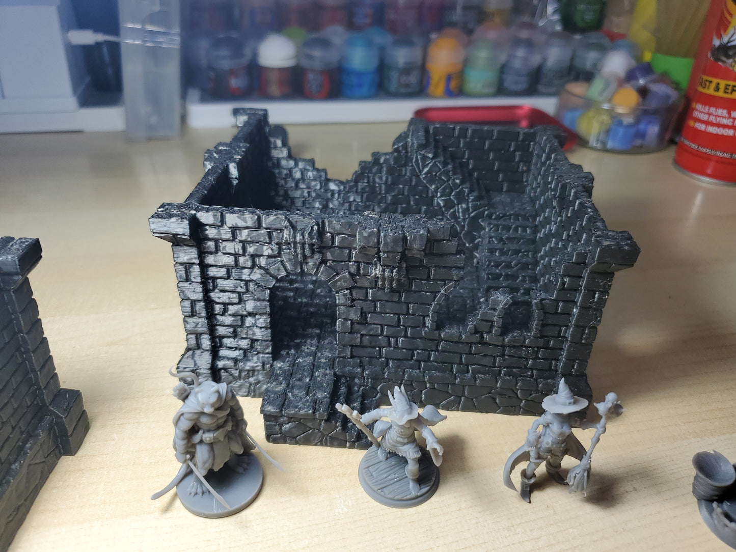 Dungeon and dragons figures and 2 buildings