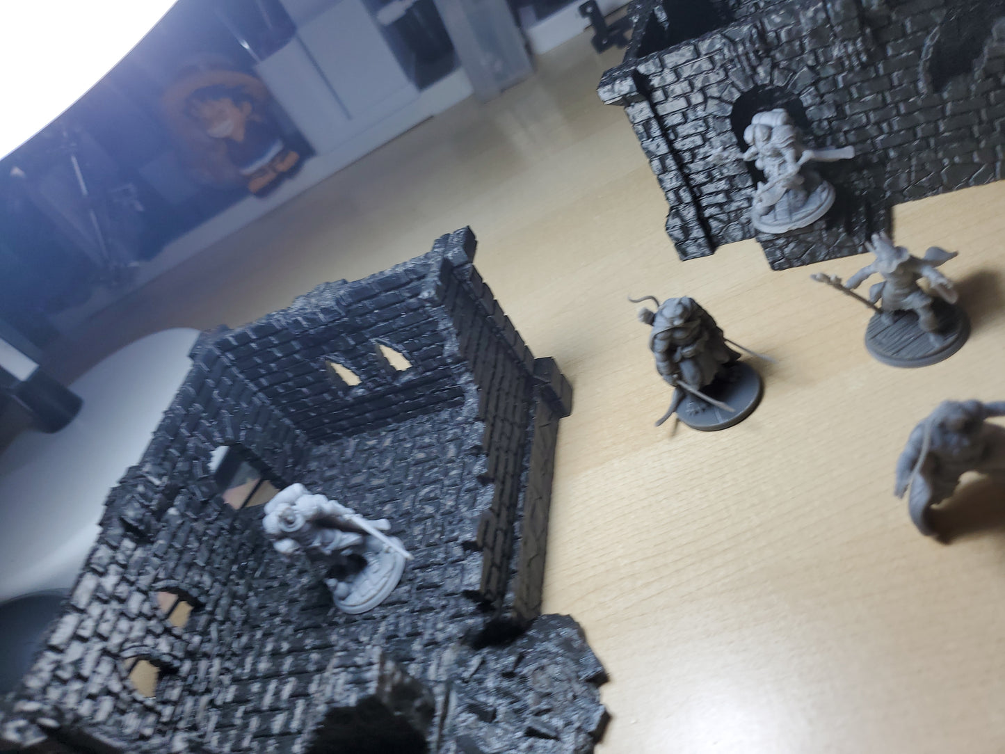 Dungeon and dragons figures and 2 buildings